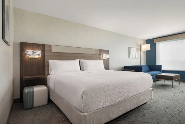 Premium, Queen Bed, Holiday Inn Express & Suites Overland Park South 2/4