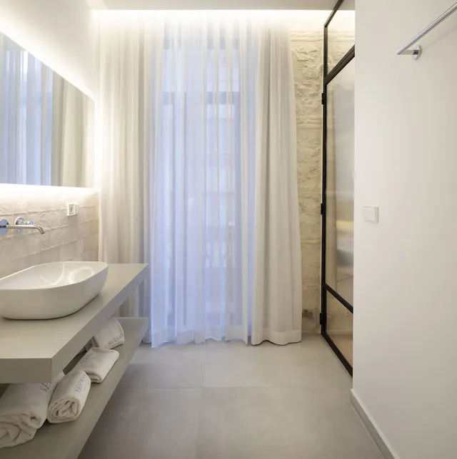 غرفة بإطلالة على المدينة بشرفة مفردة بسريرين منفصلين، Serawa Hotel 4/5
