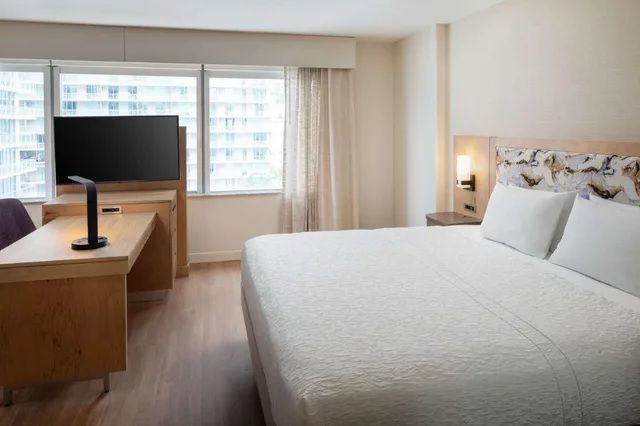 جناح بسرير كينج مع أريكة لذوي الإعاقة، Hampton Inn Suites By Hilton Miami Brickell Downtown 2/5