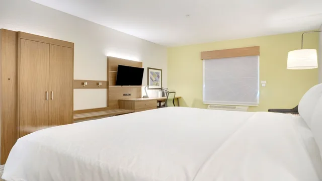 غرفة قياسية بسرير كينج، Holiday Inn Express Suites Portland 1/1