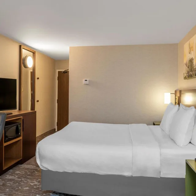 Room, Triple, Sofa, High Floor, Comfort Inn Kenora, ON 4/6