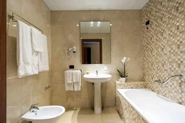 غرفة قياسية بسرير كوين بشرفة، HOTEL TIEMPO 3/5