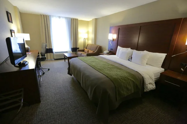 غرفة قياسية مفردة بسرير كينج مع أريكة في الطابق العلوي، Comfort Inn MSP Airport - Mall Of America 2/10