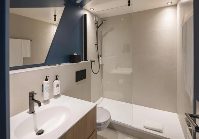 Superior, King Bed, Lake Side، Everness Hotel and Resort 10/10