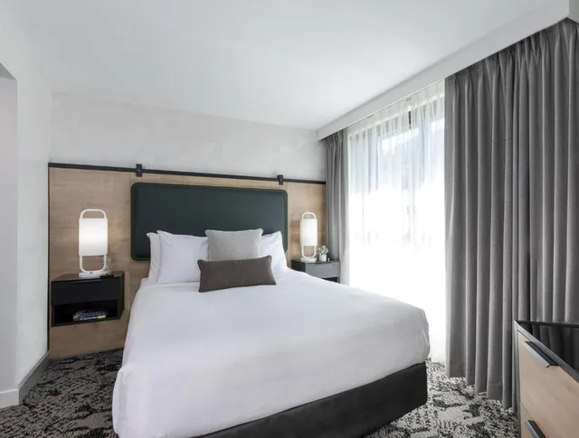 جناح ديلوكس بسرير كوين بغرفة نوم واحدة بمطبخ، Crystal Lodge Hotel Whistler 1/2