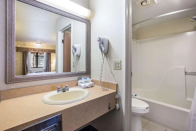 غرفة بسرير كوين، Days Inn by Wyndham Mackinaw City/Bridgeview Area 7/9