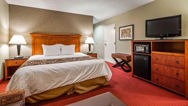 غرفة بسرير كينج مع أريكة، Best Western Plus Canyon Pines 1/5