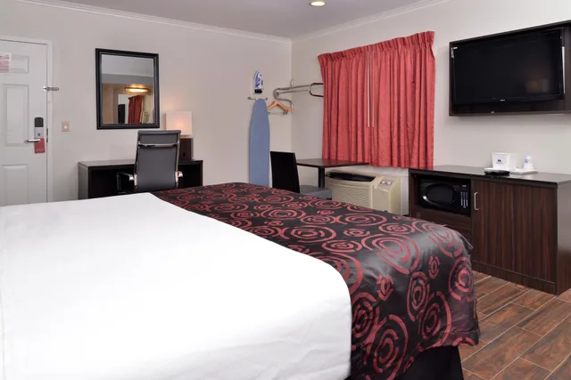 غرفة بسرير كينج بحوض جاكوزي، Emerald Inn on Sunset 3/7