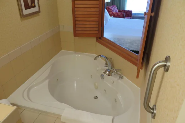جناح بسرير كينج بحوض جاكوزي، Fairfield Inn And Suites Sudbury 1/1