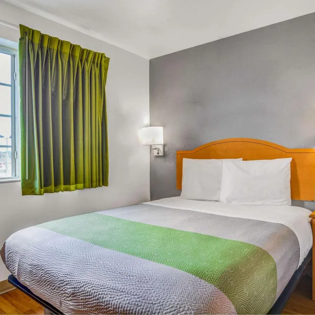 غرفة بسرير كوين للمدخنين، Studio6 Opelika, AL - Auburn Al 2/5