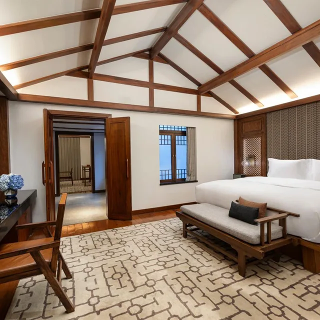 جناح بسرير كينج بغرفة نوم واحدة بمنطقة جلوس، INTERCONTINENTAL LIJIANG ANCIENT TOWN RESORT 4/6