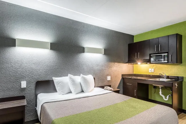 3 Full Beds - Non-Smoking، Motel6 Austin, TX - Midtown 6/9