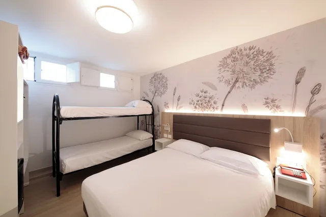 Master, Basement, 1 Queen and 1 Bunk Bed، Hotel Derby 1/6