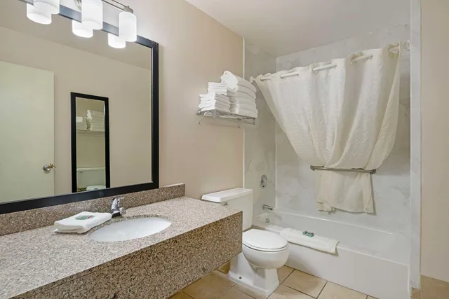غرفة كبيرة بسريرين كينج مع أريكة، Best Western Green Bay Inn Conference Center 2/2