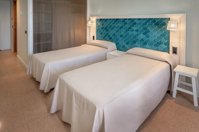 غرفة بريميوم بسرير مزدوج، Caprici Beach Hotel & Spa 1/4