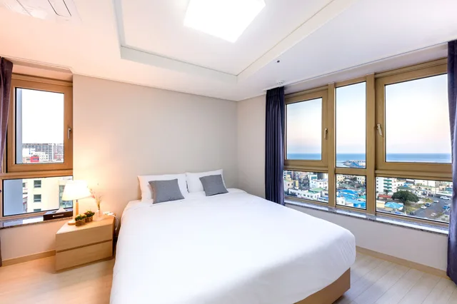 جناح جونيور بسرير مزدوج وسرير فردي بإطلالة على البحر، Shin Shin Hotel Seogwipo 3/6