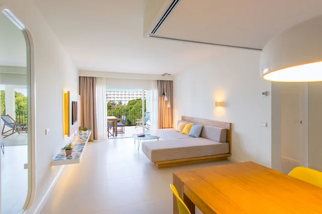 فيلا بسريرين منفصلين وسرير كوين بإطلالة على البحر بغرفتي نوم مع أريكة، Inturotel Esmeralda Villas 1/3