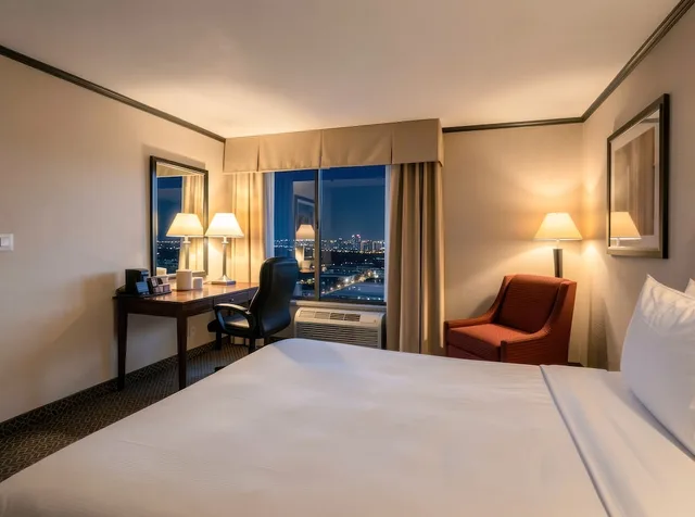 غرفة بسرير كينج بإطلالة على المسبح، Hotel Burbank 1/5
