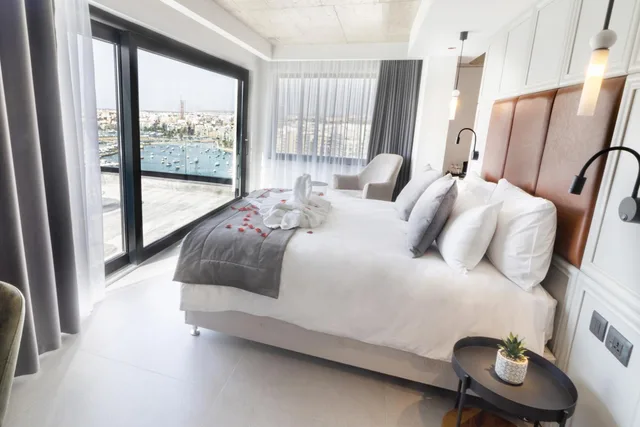 جناح بجاكوزي، The Londoner Hotel Sliema 4/10