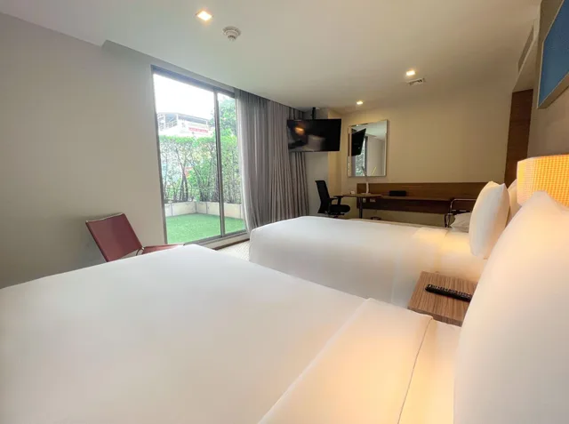 غرفة بسريرين منفصلين بشرفة، Holiday Inn Express Bangkok Sathorn 2/6
