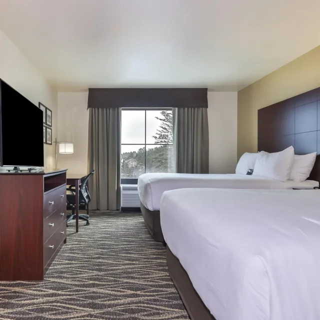 غرفة بسرير كوين، Cobblestone Hotel & Suites - Rhinelander 2/7