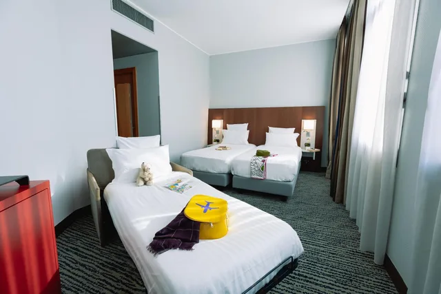 غرفة سوبيريور بسريرين منفصلين مع أريكة سرير، Mercure Roma Piazza Bologna 2/3
