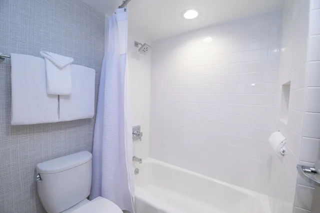 غرفة قياسية بسريرين كوين، Crowne Plaza Hotel Providence Warwick 4/6