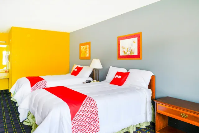 2 Full Bed Smoking, OYO Hotel Williamston 2/4
