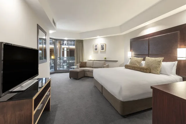 Courtyard, King Bed, Single Bed, Sofa، Amora Herencia Riverwalk Melbourne 2/7