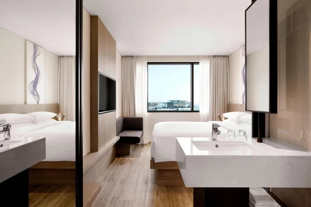 Room, King Bed, City View, Fairfield By Marriott Busan 4/4