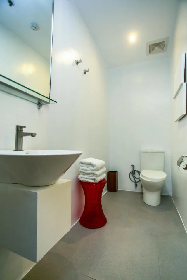 غرفة ثلاثية، Hotel Durban 8/9