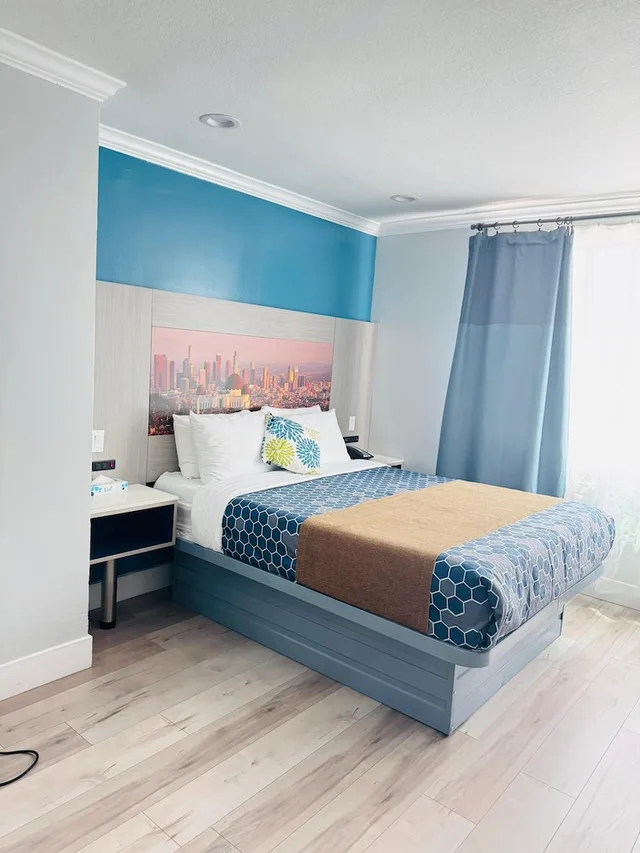 غرفة قياسية بسرير كوين، Hometel Suites 2/10