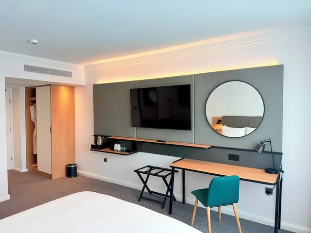 غرفة قياسية بسرير مزدوج مع أريكة، HOLIDAY INN LONDON HEATHROW M4J4 7/10