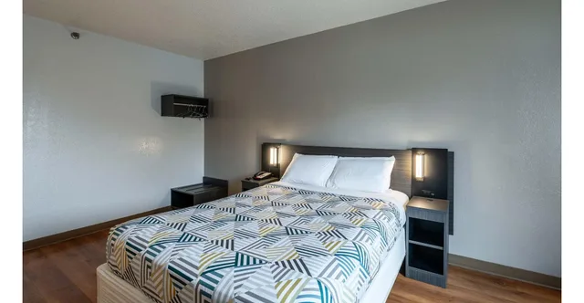 غرفة بسرير كينج لذوي الإعاقة، Motel6 Branford, CT - New Haven 4/8