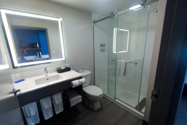 جناح بسريرين كوين، Holiday Inn Express and Suites Cocoa 8/10