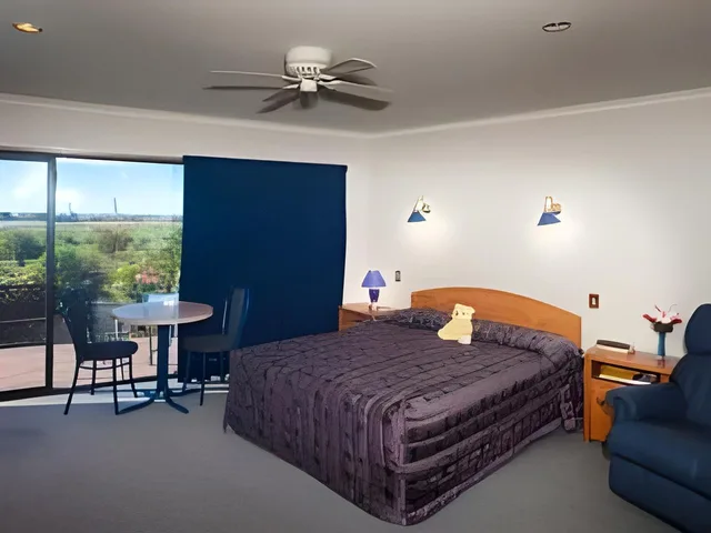 استوديو لذوي الإعاقة، Baywatch Motor Lodge 1/1