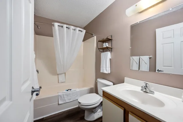 Suite, King Bed, Affordable Suites 3/5