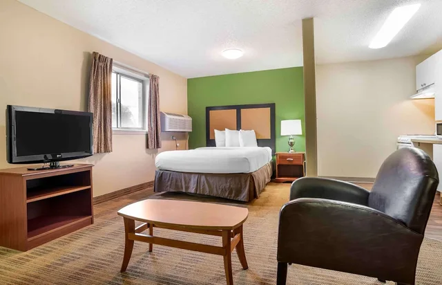 غرفة بسرير كوين بمطبخ، Studio6 Suites Jackson Ridgeland MS 8/10