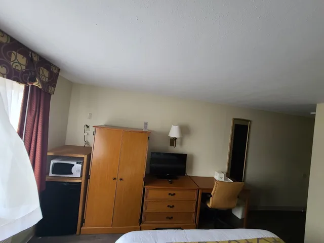 غرفة بسرير كينج لذوي الإعاقة، Baymont by Wyndham Perrysburg/Toledo 6/10