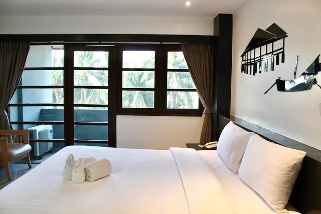 Room, King Bed, Side View، S2 Hotel 3/4