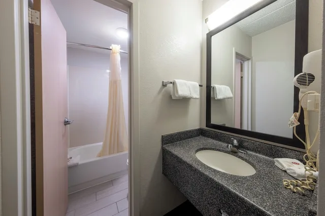 غرفة قياسية بسريرين مزدوجين مع أريكة، HomeTown Inn by Red Roof East Syracuse 4/6