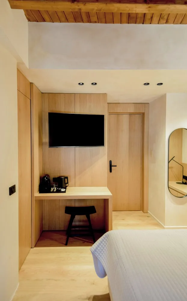 غرفة داخلية بسرير مزدوج بحوض استحمام، Consolato Boutique Suites 5/10