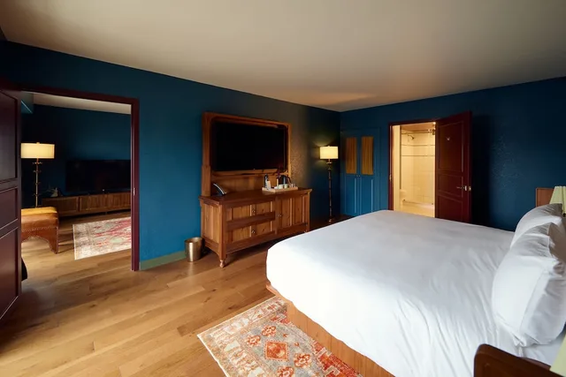 Chalet, Suite, King Bed, Sofa، The Hotel Chalet At The Choo Choo 1/1