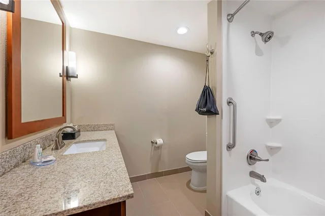 Efficiency, Suite, King Bed, Comfort Suites West Omaha, NE 2/2