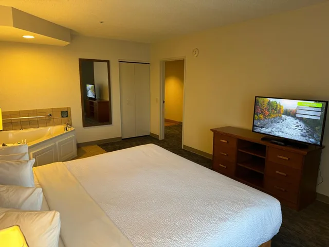 Deluxe, Suite, King Bed, Sofa, Accessible, La Quinta Inn & Suites by Wyndham Bannockburn-Deerfield 1/4