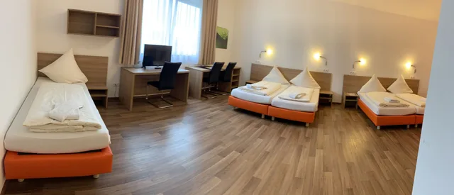 غرفة عائلية بخمسة أسرّة بغرفة نوم واحدة، Orange Hotel Und Apartments 1/3