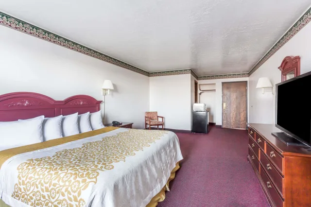 Room, King Bed, Accessible, Days Inn by Wyndham Evanston WY 1/3