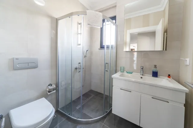 Suite, Green Hills Suites 8/8