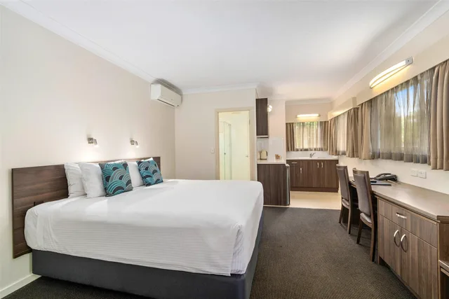 Upgrade, 1 Queen and 1 Single Bed، Quality Hotel Robertson Gardens 1/9