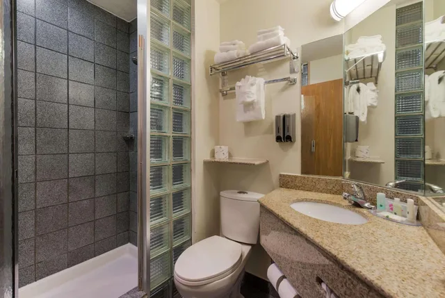 غرفة سوبيريور بسرير كينج، Quality Inn & Suites Red Wing, MN 2/2